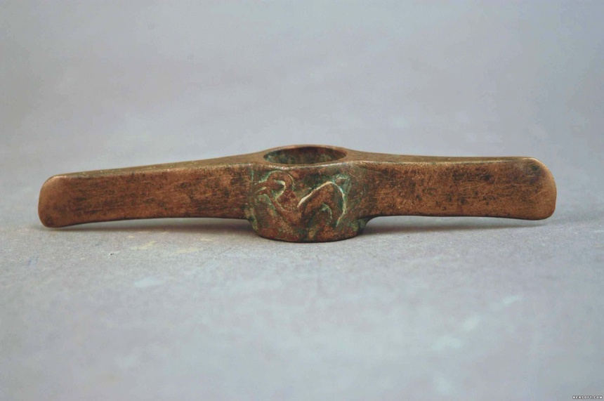 庆阳市博物馆线上展览第35期(精品文物鉴赏——羊鹤纹铜镐)