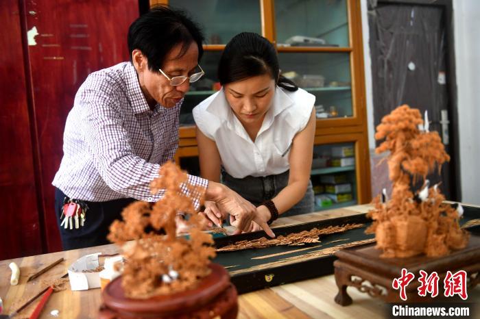 郭丽师从福州软木画代表性传承人陈君锟(左),学习软木画设计,布景及