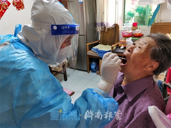 北关社区网格员上门为行动不便的居民做核酸检测（崔健 摄）
