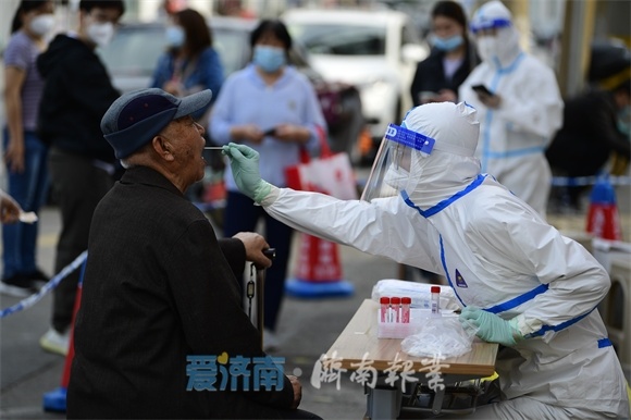 北关社区居民在有序进行核酸检测（崔健 摄）