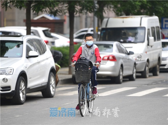 时隔43天济南初三学生复课，学生三个时段分批到校