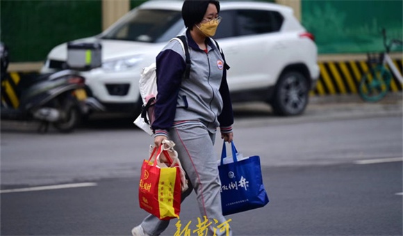 时隔43天济南初三学生复课，学生三个时段分批到校