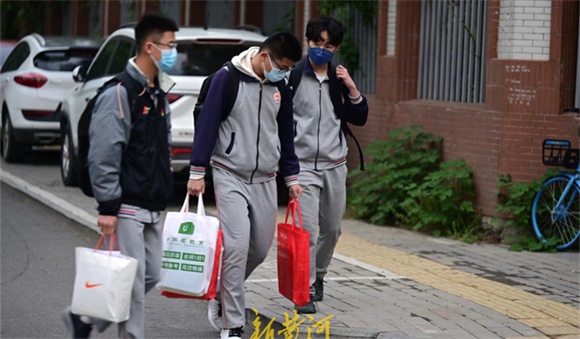 时隔43天济南初三学生复课，学生三个时段分批到校