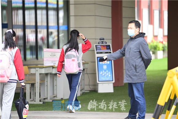 时隔43天济南初三学生复课，学生三个时段分批到校