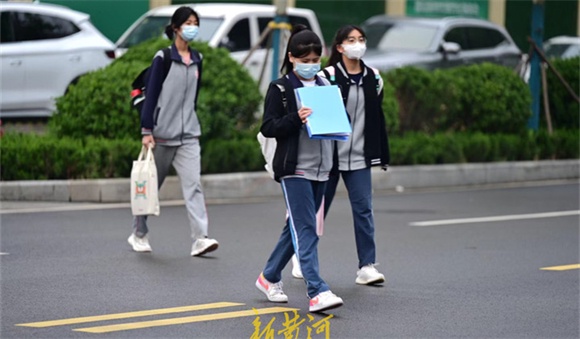 时隔43天济南初三学生复课，学生三个时段分批到校