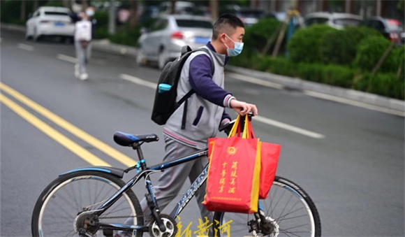 时隔43天济南初三学生复课，学生三个时段分批到校