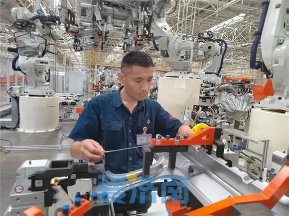 重汽首席技师刁统武在焊装车间作业