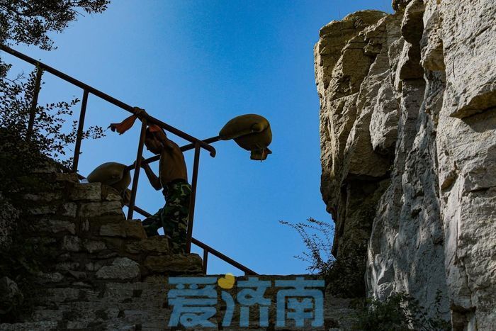 一副扁担百斤重：一肩扛烈日，一肩挑生活