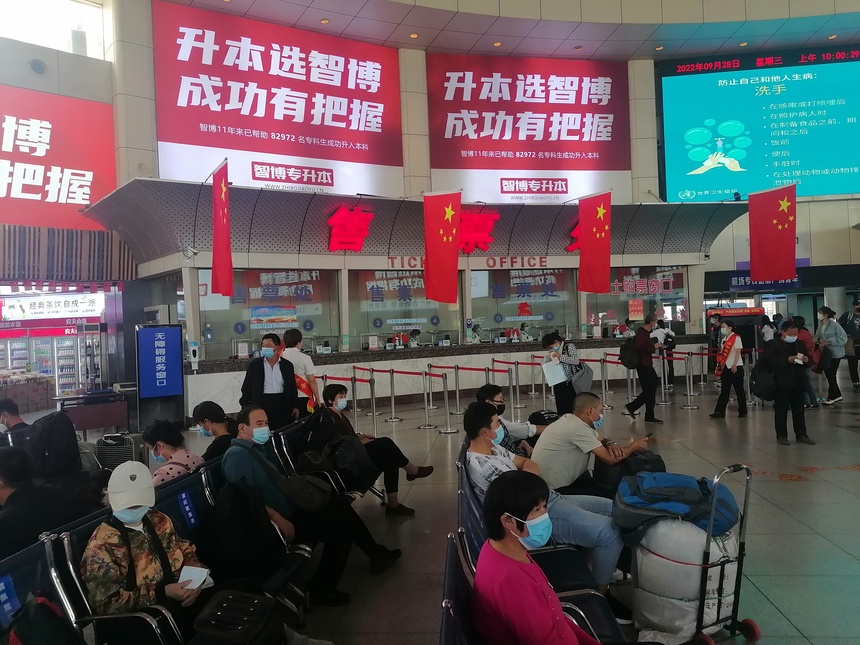 济南长途汽车总站：国庆假期客流呈橄榄球式分布