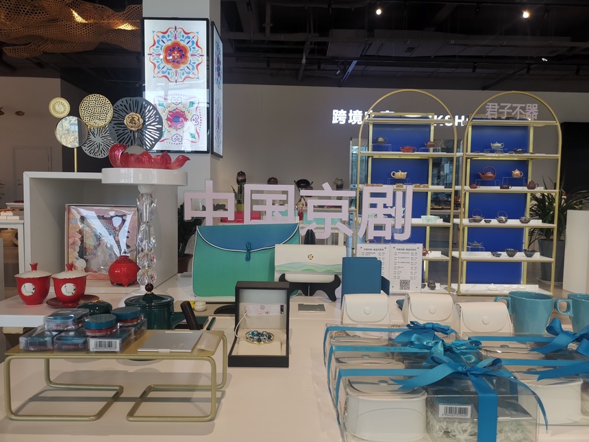 图为新提取IP联合创制的梅兰芳彩妆系列产品。（□记者 赵丰 报道）