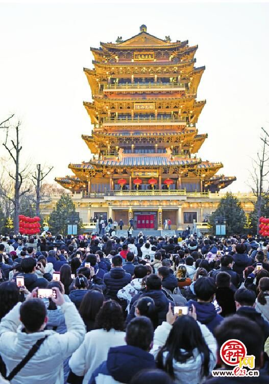 全网围观登上热搜榜，上千人楼下等亮灯瞬间 济南超然楼缘何火“出圈”?