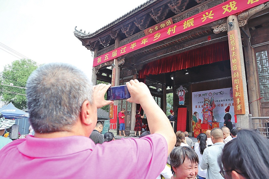 融媒·见证丨刘兰芳助阵乡村戏剧节，唱出文明实践强音——来村里，看好戏！