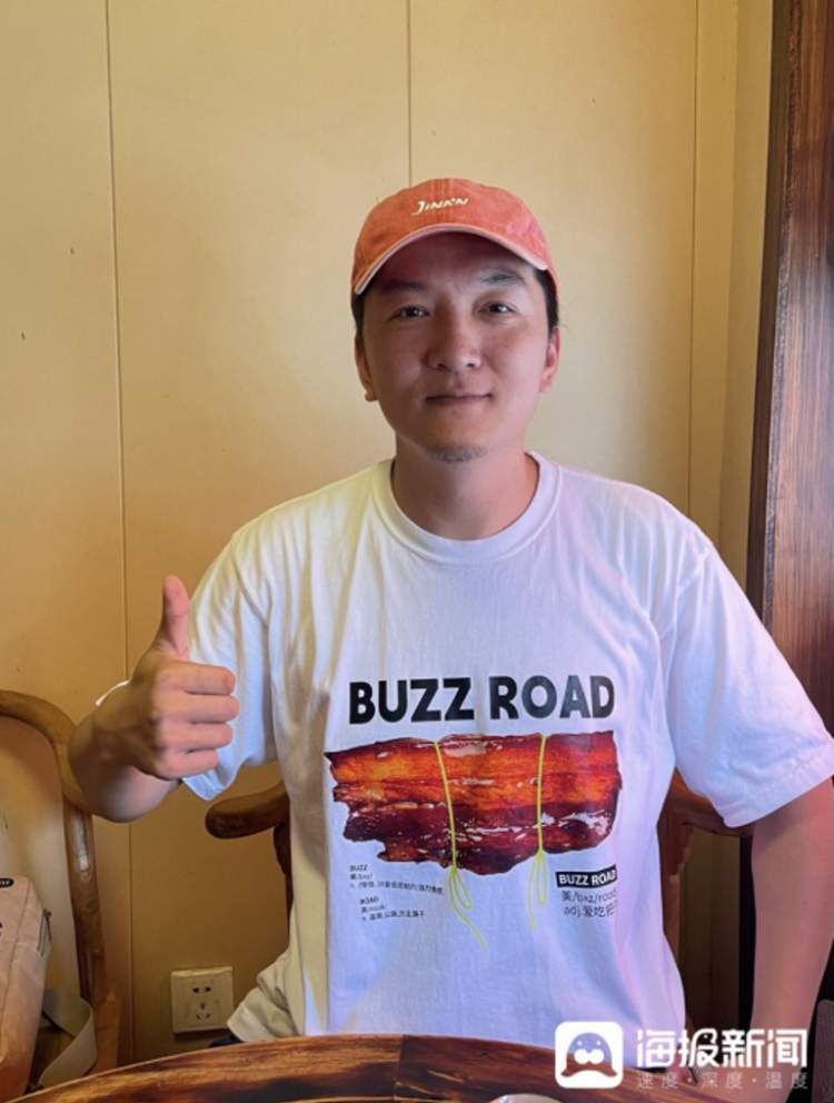 他把“把子肉”穿在了身上，“承载了我对济南的爱”