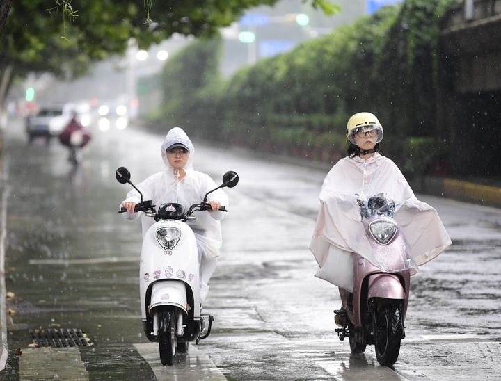 强降雨突袭泉城，市民雨中出行