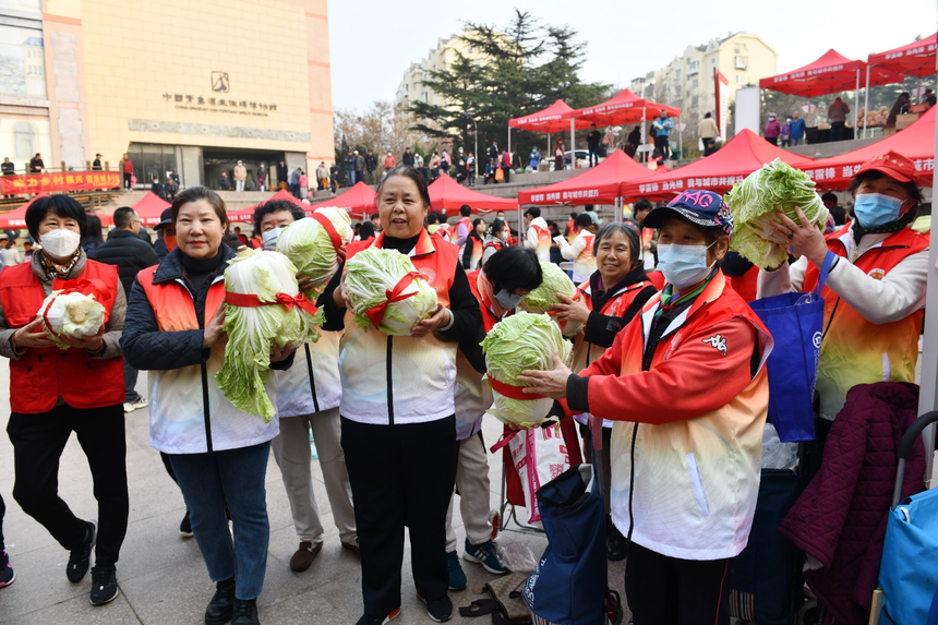 青岛市北：“暖冬行动”让冬天不再寒冷 现场启动“爱心棉衣”进乡村、“爱心白菜”进社区活动