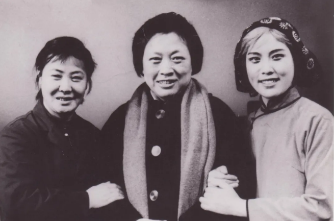 郭兰英王昆李元华合影电影《北斗》剧照《龙江颂》剧照