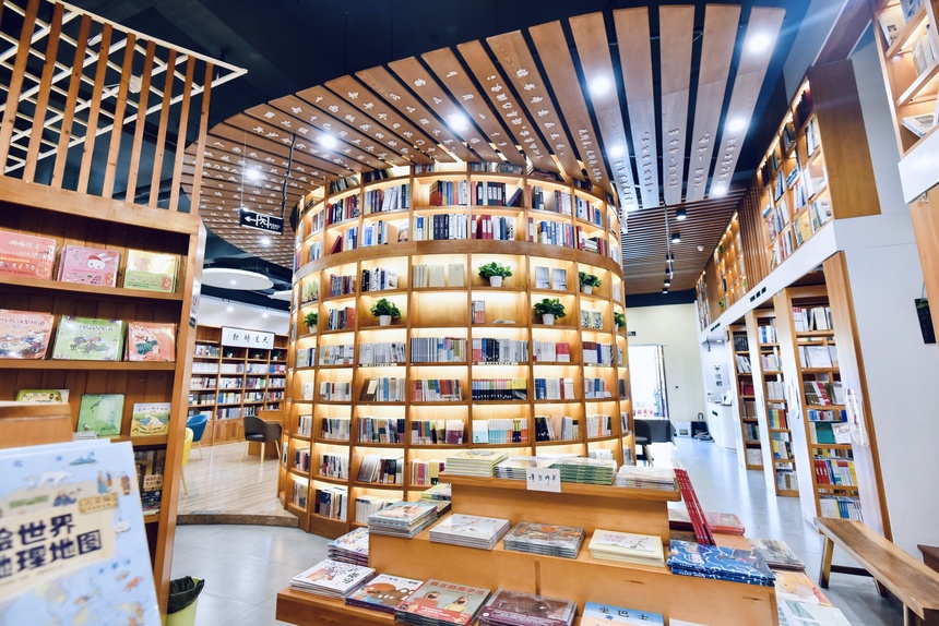 湖南长沙雨花区少儿图书馆开馆 儿童文学作家汤素兰任馆长