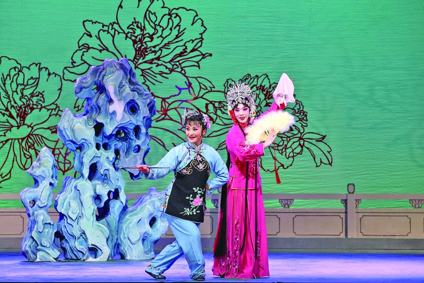 《花为媒》剧照(左起李妮饰阮妈,王丽京饰张五可)