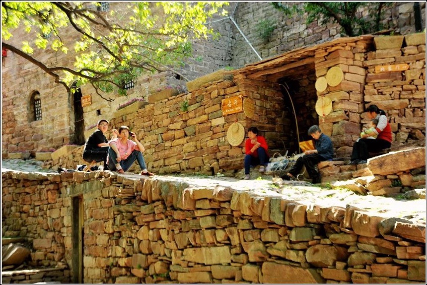 英谈古寨的村民  许会生/摄影