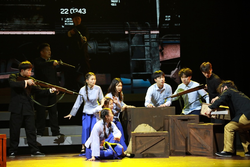 话剧《烽火学堂》再现抗战期间华南教育史话剧《烽火学堂》讲述了抗日