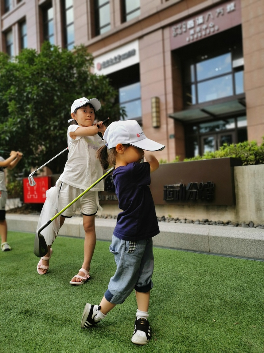 文二配图（首选）：孩子在杭州图书馆运动分馆打高尔夫  石璞摄.jpg